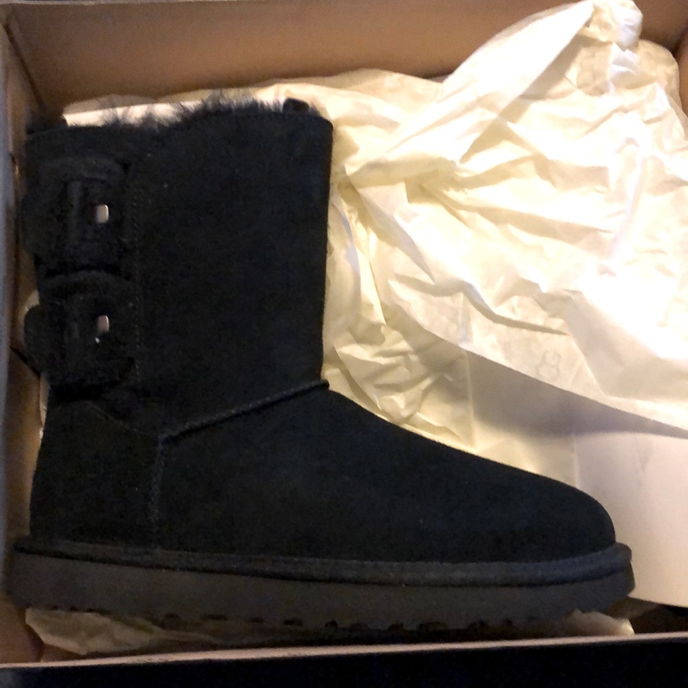 Black size 8 Bailey fluff buckle UGGs